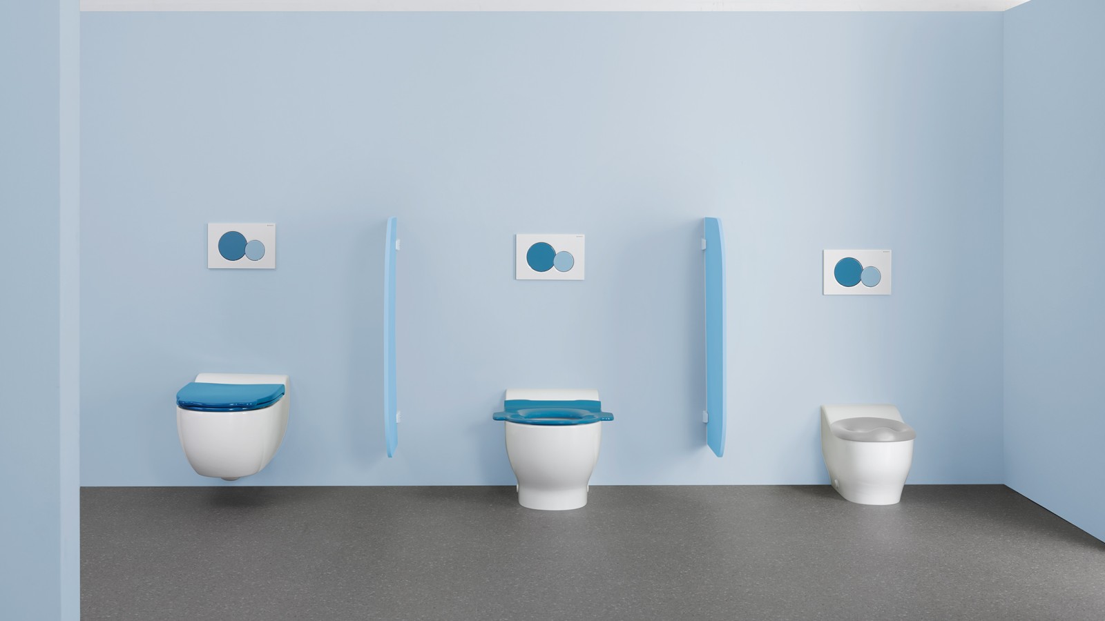 Toiletten der Geberit Bambini Badserie mit bunten WC-Deckeln und Betätigungsplatten