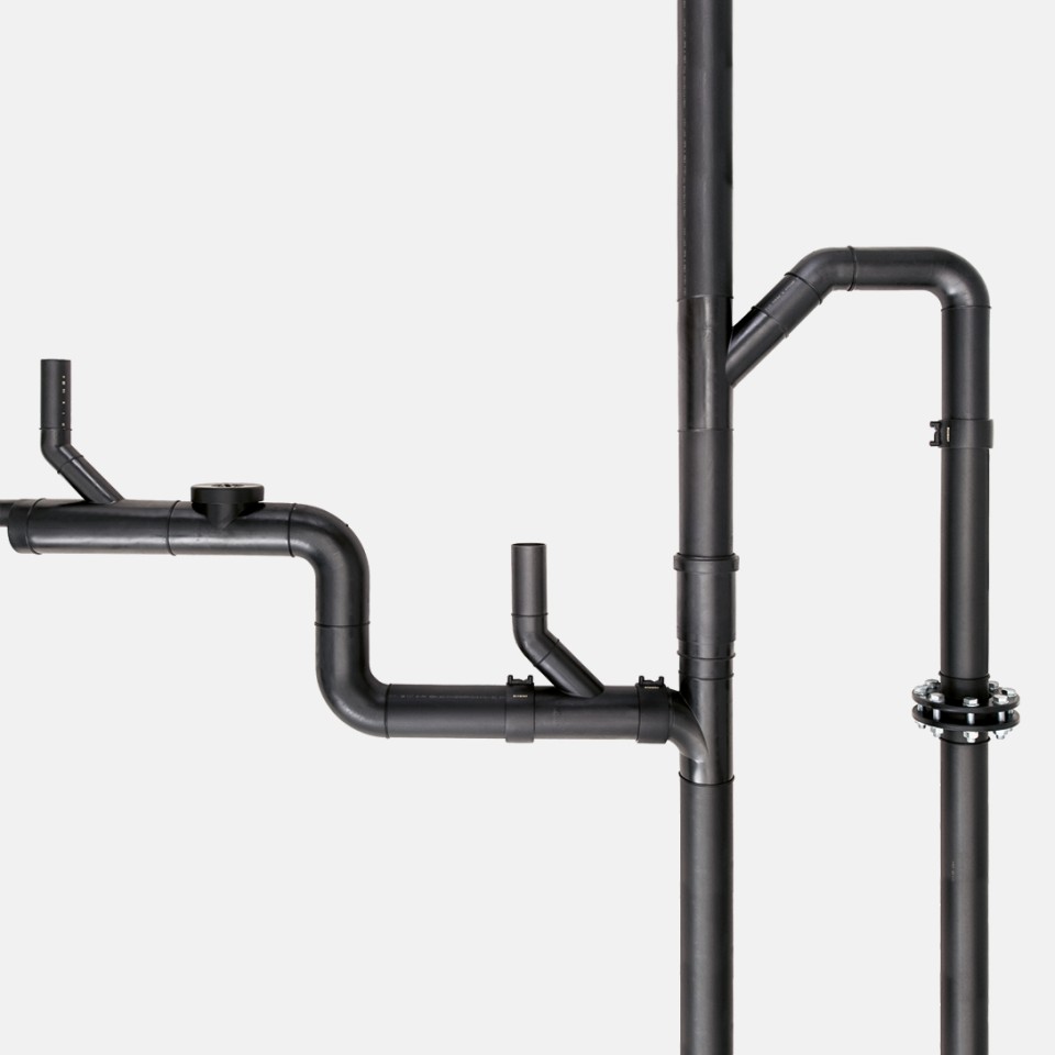 Eine Geberit PE Rohrinstallation mit unterschiedlichen Formstücken, Rohrdimensionen und Verbindungstechnologien Eine Geberit PE Rohrinstallation mit unterschiedlichen Formstücken, Rohrdimensionen und Verbindungstechnologien
