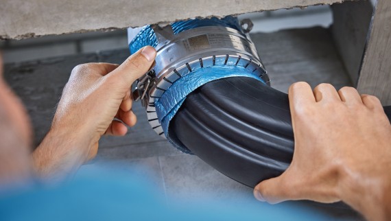 Installation des Geberit Rohrschott90 Plus am Geberit BottomTurn Bogen