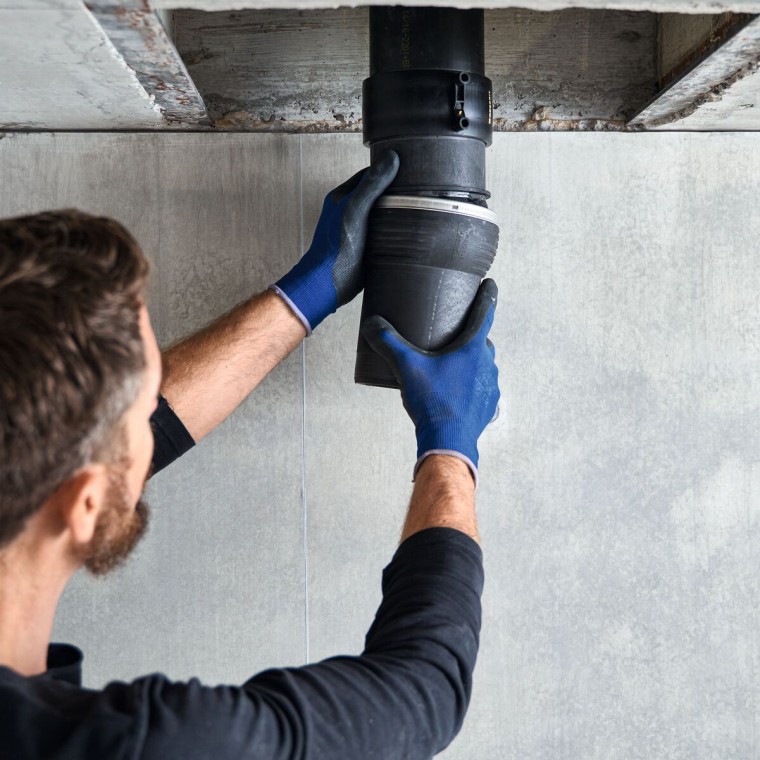 Einbau eines Geberit Silent-db20 Offset Formstücks Einbau eines Geberit Silent-db20 Offset Formstücks