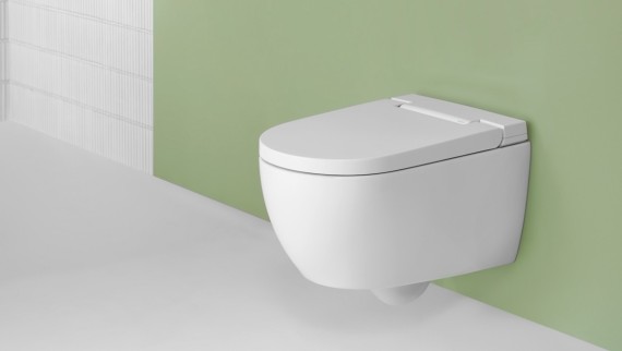 Dusch-WC Geberit AquaClean Alba in einem Badezimmer mit hellgrüner Wandfarbe Dusch-WC Geberit AquaClean Alba in einem Badezimmer mit hellgrüner Wandfarbe