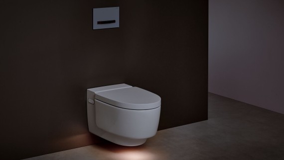 Geberit AquaClean Dusch-WC Mera mit Orientierungslicht. Geberit AquaClean Dusch-WC Mera mit Orientierungslicht.