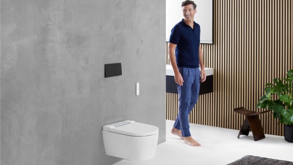 Badezimmer mit einem Geberit AquaClean Dusch-WC Sela. Badezimmer mit einem Geberit AquaClean Dusch-WC Sela.