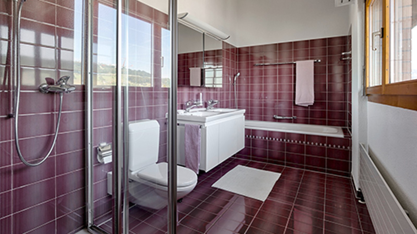 Badezimmer vor der Renoation mit roten Kacheln