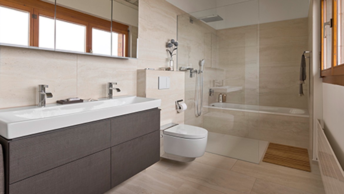 Badezimmer mit Geberit AquaClean Dusch-WC Mera nach der Renovation Badezimmer mit Geberit AquaClean Dusch-WC Mera nach der Renovation