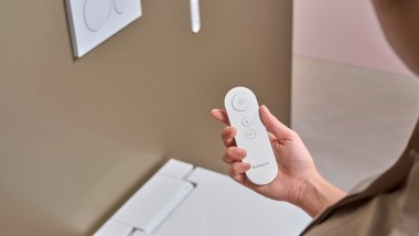 Eine praktische Fernbedienung sorgt für Komfort bei der Bedienung des Dusch-WCs. Eine praktische Fernbedienung sorgt für Komfort bei der Bedienung des Dusch-WCs.