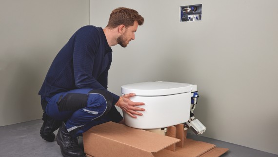 Installateur mit Geberit AquaClean Dusch-WC