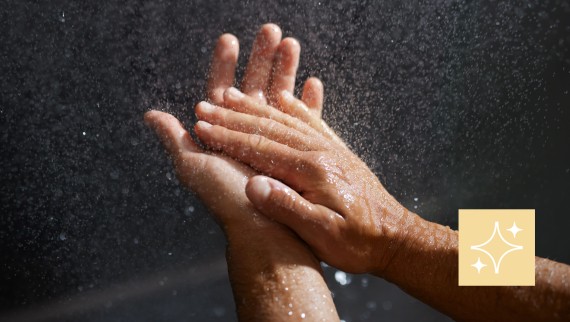 Frau putzt Duschrinne Geberit CleanLine