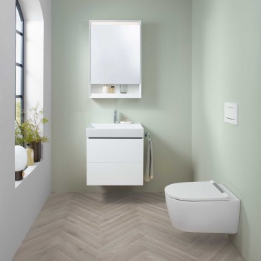 Geberit ONE Waschplatz mit kleinem Handwaschbecken, Waschtischunterschrank und Spiegelschrank sowie Dusch-WC.