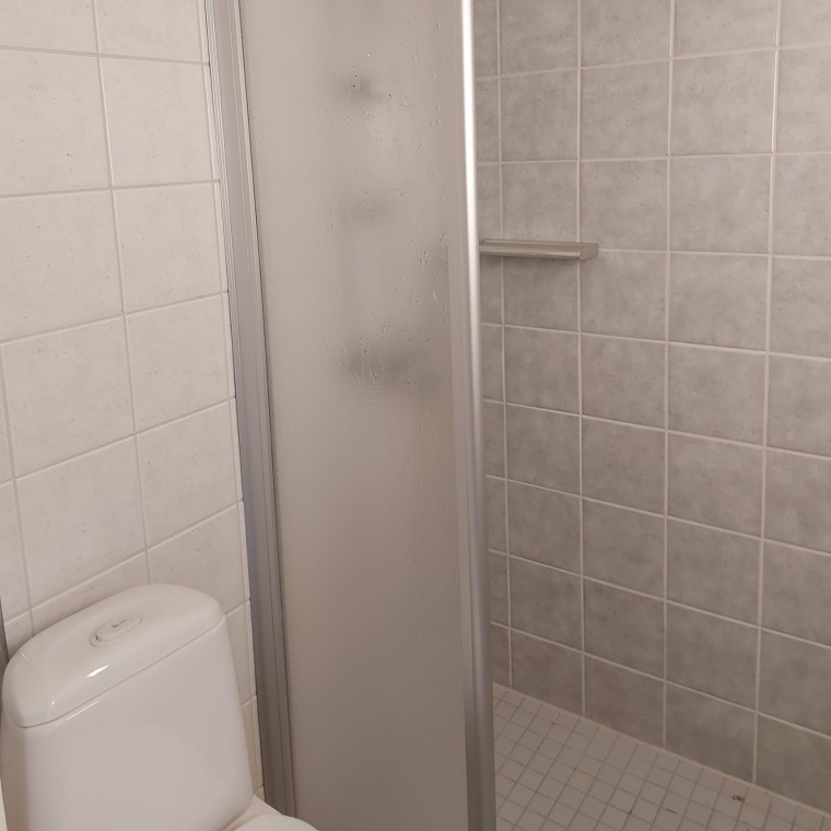 Das Vorher-Bild mit Blick auf die Duschkabine sowie bodenstehendem WC (© Meja Hynynen) Das Vorher-Bild mit Blick auf die Duschkabine sowie bodenstehendem WC (© Meja Hynynen)