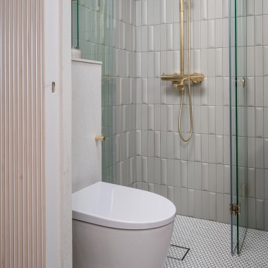 Das Nachher-Bild des kleinen Bads mit einem wandhängenden Geberit WC der Badserie iCon (© Meja Hynynen)