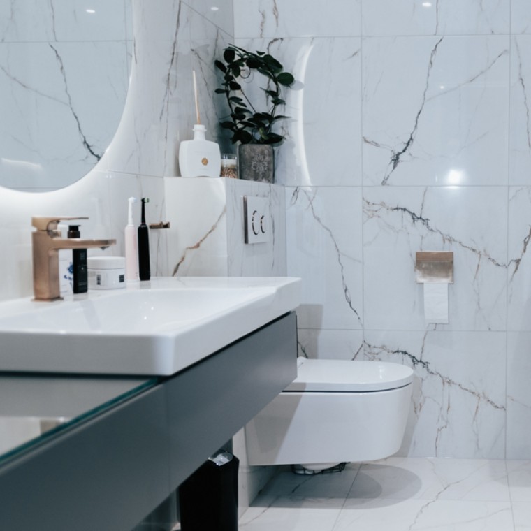 Renoviertes Bad mit Marmorfliesen und Badezimmerprodukten von Geberit. Renoviertes Bad mit Marmorfliesen und Badezimmerprodukten von Geberit.