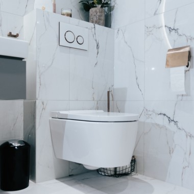 Das Dusch-WC Geberit AquaClean, kombiniert mit der Betätigungsplatte Geberit Sigma21.
