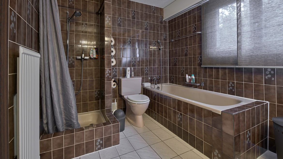 Bad mit enger Duschecke, Badewanne und bodenstehendem WC