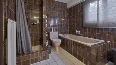 Badezimmer mit Duschecke, Badewanne und bodenstehendem WC