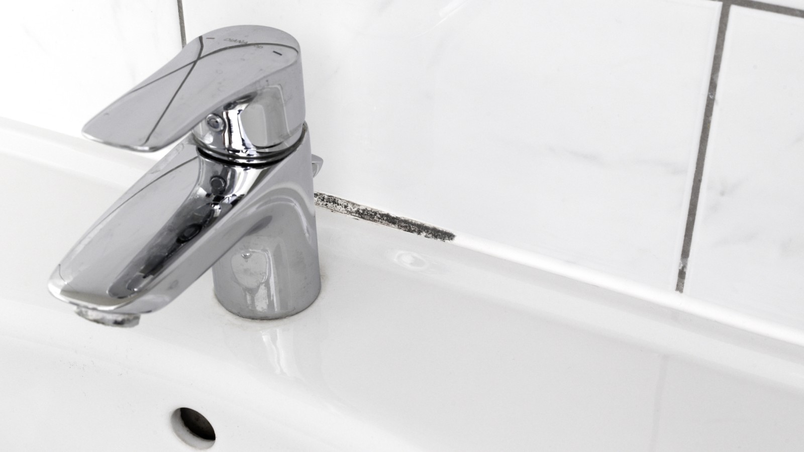 Schimmel in Badezimmerfugen Schimmel in Badezimmerfugen