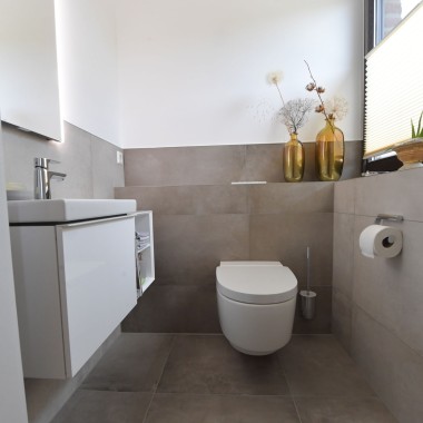 Blick auf das Dusch-WC Geberit AquaClean Mera Classic und den Waschtisch