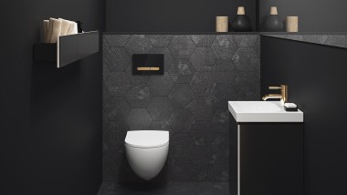 Goldene Armaturen und Betätigungsplatten kombiniert mit dunklen Farben
