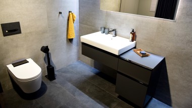 Puristischer Look mit Schwarzchrom im Badezimmer