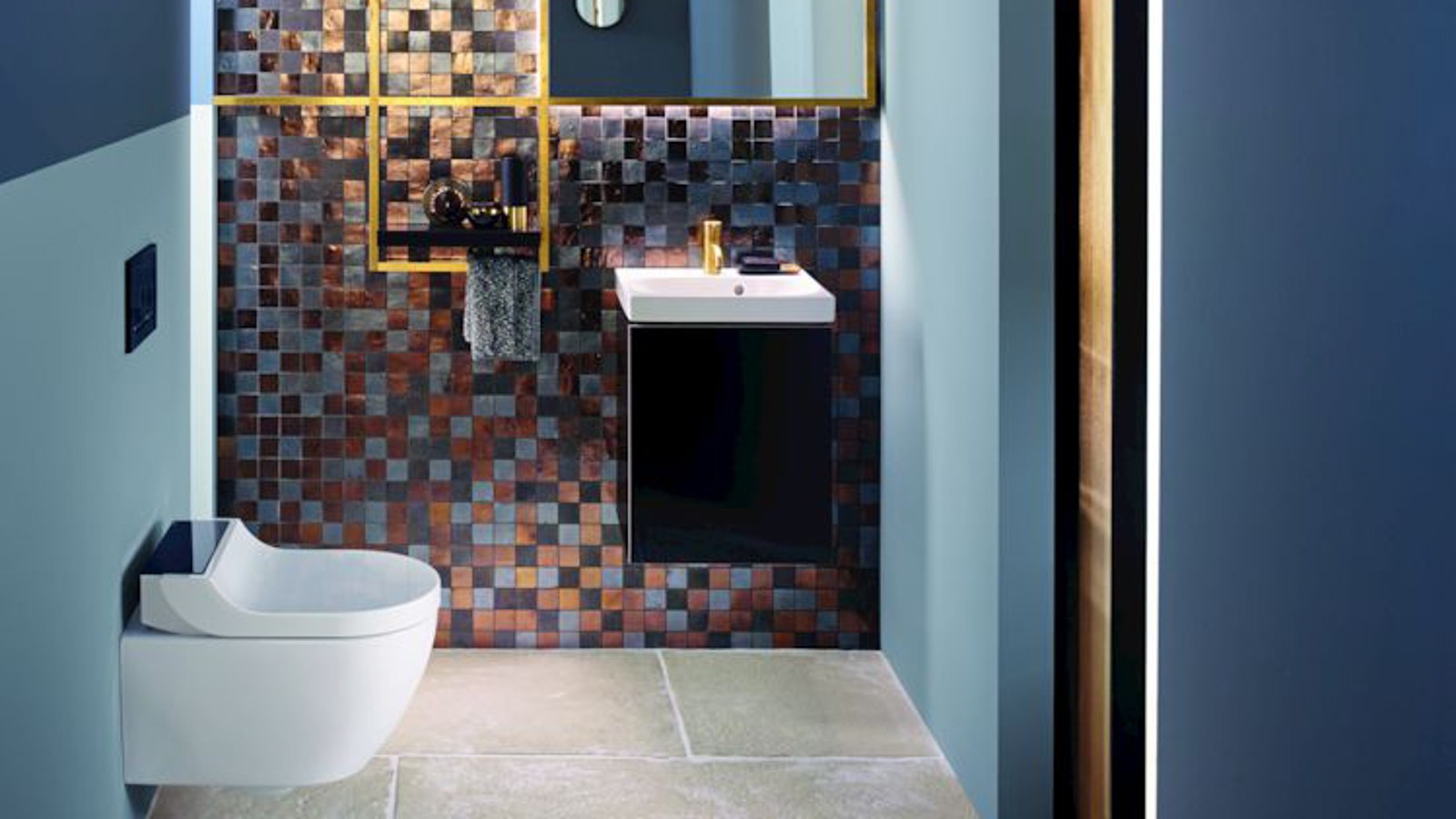 Gold- und Kupfertöne verleihen diesem Gäste-WC Wärme