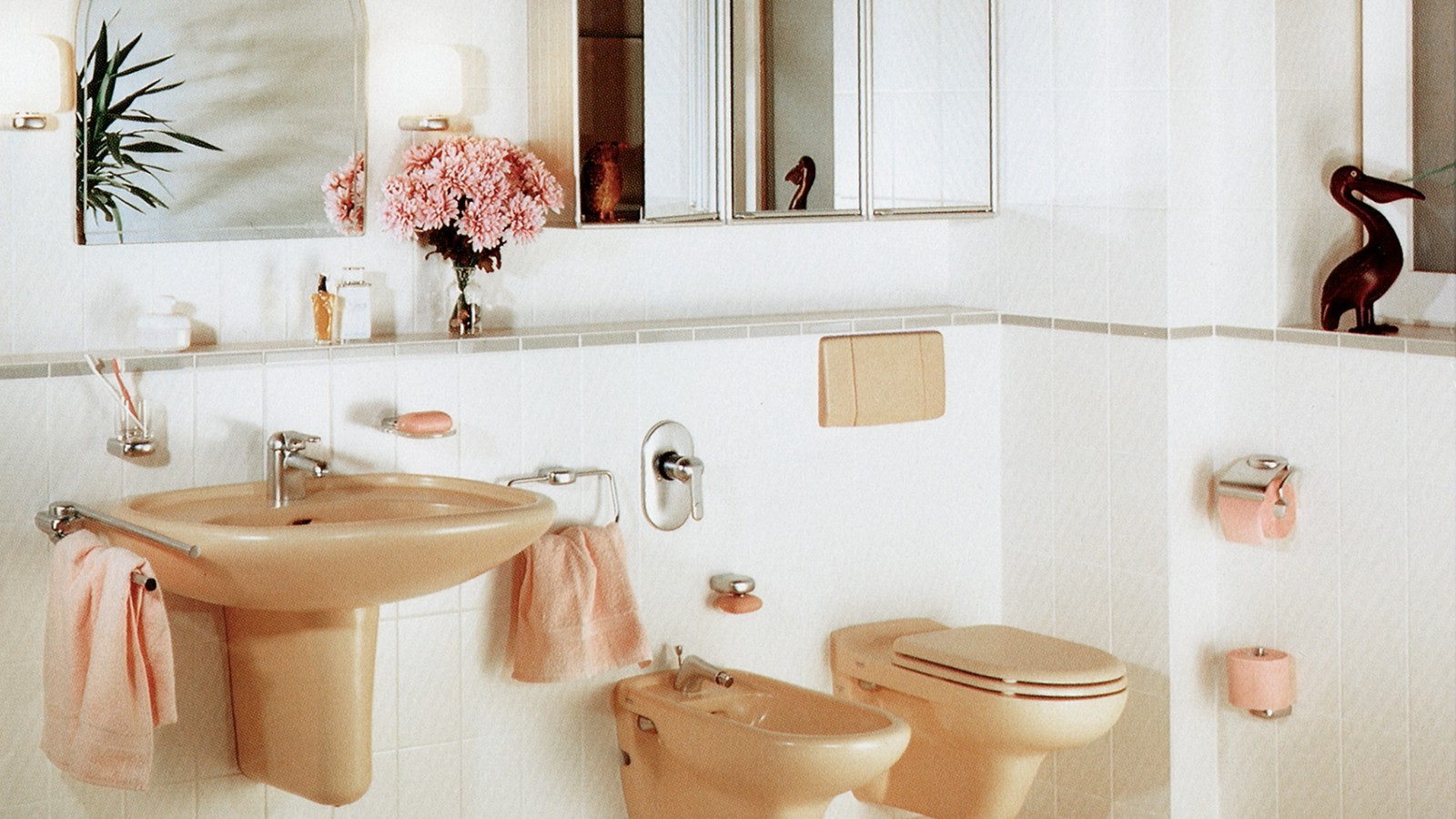 Farbige Keramiken und Betätigungsplatten – und auch wandhängende WCs – waren in der 70ern der letzte Schrei