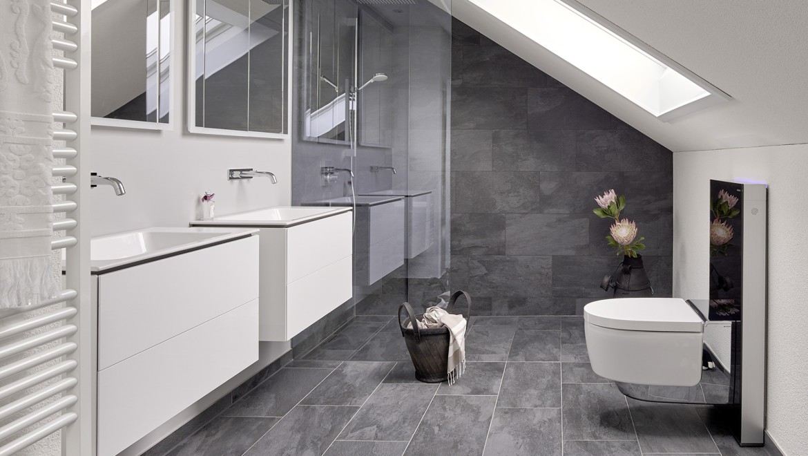 Badezimmer mit Dachschräge mit Produkten von Geberit
