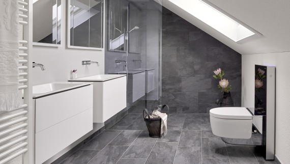 Bad mit Dachschräge und Produkten der Badserie Geberit ONE sowie Geberit AquaClean mit Monolith Bad mit Dachschräge und Produkten der Badserie Geberit ONE sowie Geberit AquaClean mit Monolith
