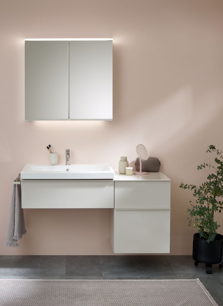 Waschplatz ausgestattet mit Produkten der Geberit Serie iCon sowie dem Option Plus Spiegelschrank Waschplatz ausgestattet mit Produkten der Geberit Serie iCon sowie dem Option Plus Spiegelschrank