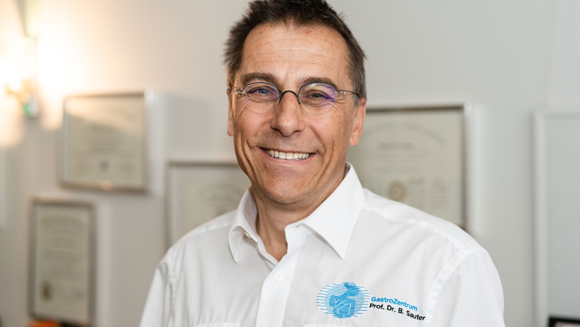 Porträt Prof. Dr. med. Bernhard Sauter, Facharzt für Innere Medizin und Gastroenterologie (© Julia Dunlop) Porträt Prof. Dr. med. Bernhard Sauter, Facharzt für Innere Medizin und Gastroenterologie (© Julia Dunlop)