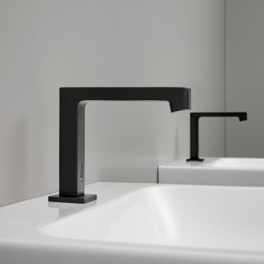 Elektronische Standarmatur Geberit Brenta schwarz matt in öffentlichem WC-Bereich Elektronische Standarmatur Geberit Brenta schwarz matt in öffentlichem WC-Bereich