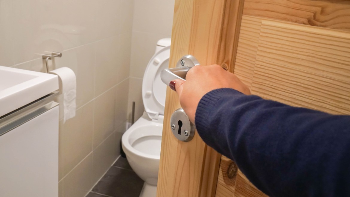 Badezimmertür, die nach innen öffnet Badezimmertür, die nach innen öffnet