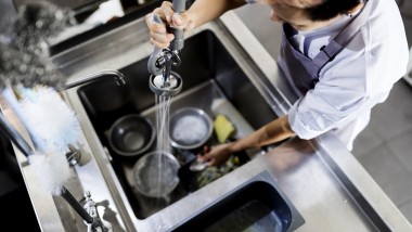 Mit dem Entwässerungssystem Geberit Silent-PP lassen sich in Großküchen die öl- und fetthaltigen Abwässer über einen Fettabscheider ableiten. (© Shutterstock)