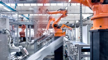 Roboterarme am Fließband in der Produktionshalle für Geberit Unterputzspülkästen