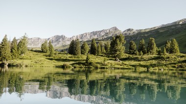 Spiegelungen im Schweizer Bergsee Engstlensee auf 1.835 m ü. M. – Fotograf: Bruno Augsburger (© Geberit)