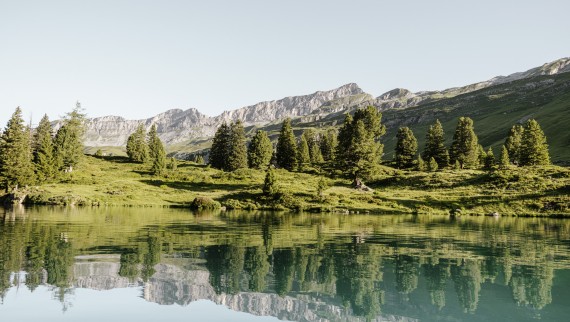 Spiegelungen im Schweizer Bergsee Engstlensee auf 1.835 m ü. M. – Fotograf: Bruno Augsburger (© Geberit)
