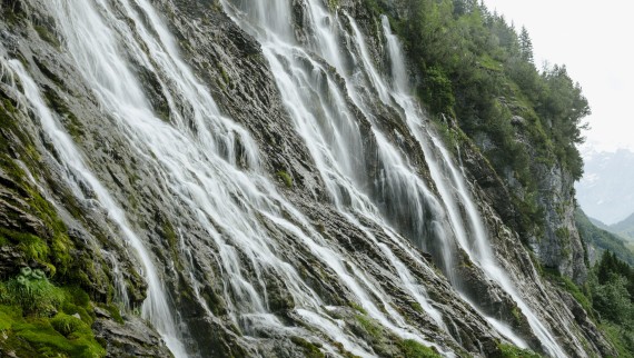 Imposanter Wasserfall in grüner Landschaft (© Geberit) Imposanter Wasserfall in grüner Landschaft (© Geberit)