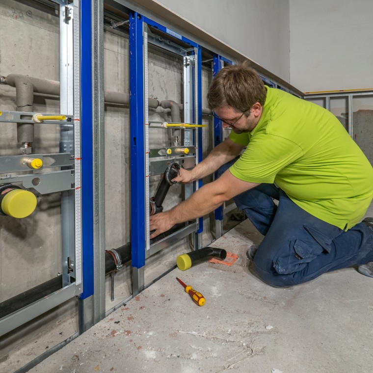 Installation des Geberit Silent-PP Abwasserstecksystems