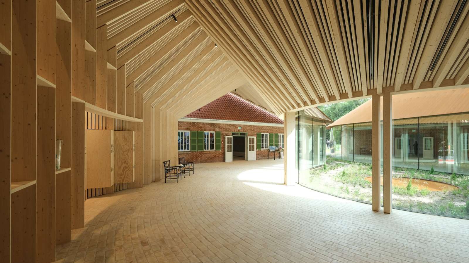 80.000 gelbe Ziegelsteine zieren den Museumsboden, wie hier im Innern des gewölbten Verbindungstrakts. (© R. Hjortshoj) 80.000 gelbe Ziegelsteine zieren den Museumsboden, wie hier im Innern des gewölbten Verbindungstrakts. (© R. Hjortshoj)