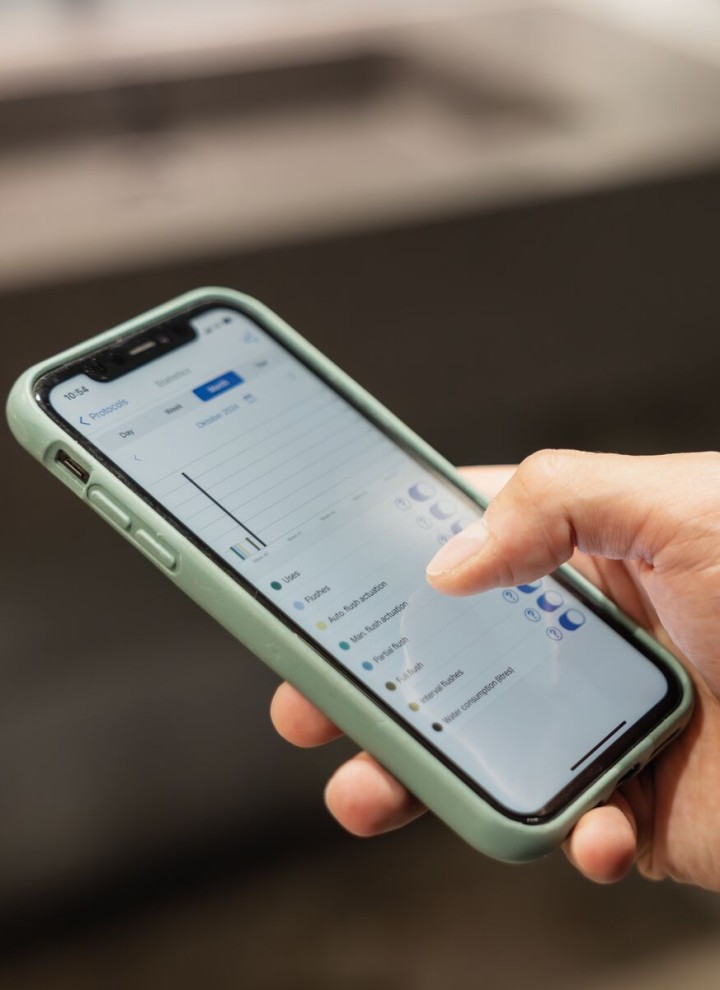 Auslesen der Nutzungsdaten in der Geberit Control App am Gerät oder zentral am Geberit Gateway
