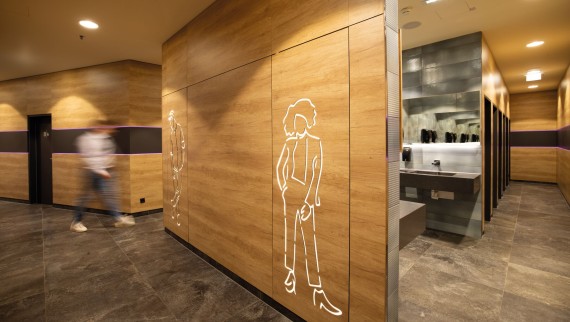 Eingangsbereich der Sanitäranlagen im Einkaufszentrum FMZ