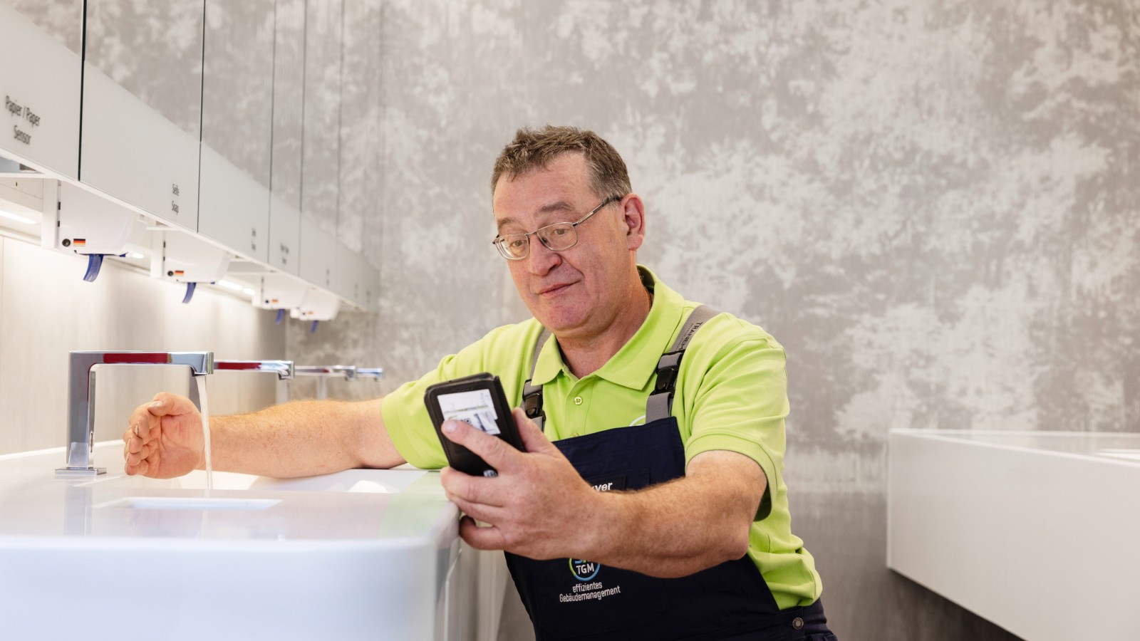 Direkte Bedienung der Waschtischarmatur per Bluetooth-Verbindung