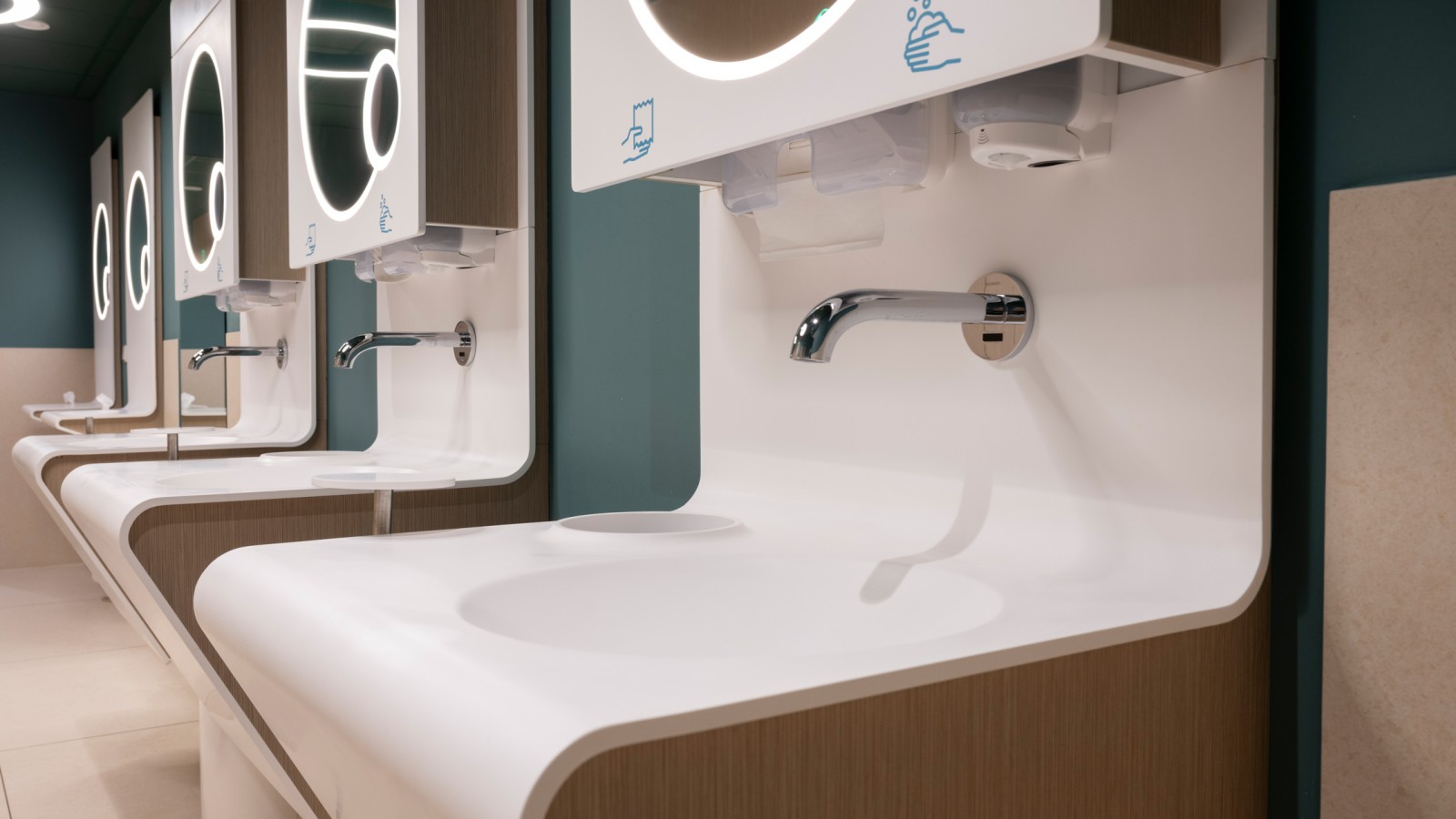 An den Waschtischen sind Geberit Piave Waschtischarmaturen installiert (© Meike Goebel) An den Waschtischen sind Geberit Piave Waschtischarmaturen installiert (© Meike Goebel)