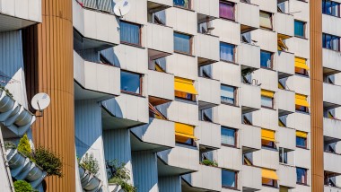 In der sozialen Wohnsiedlung Alt-Erlaa in Wien ist die Wohnzufriedenheit ausserordentlich hoch – trotz Leben auf wenig Raum (© Agata Kadar - stock.adobe.com) In der sozialen Wohnsiedlung Alt-Erlaa in Wien ist die Wohnzufriedenheit ausserordentlich hoch – trotz Leben auf wenig Raum (© Agata Kadar - stock.adobe.com)