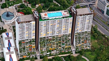 Die Schwimmbecken waren damals ein Novum im sozialen Wohnbau und ein Markenzeichen des Architekten Harry Glück (© Julius Silver) Die Schwimmbecken waren damals ein Novum im sozialen Wohnbau und ein Markenzeichen des Architekten Harry Glück (© Julius Silver)