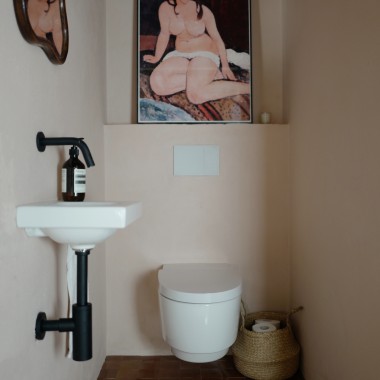 Das Dusch-WC AquaClean Mera reinigt sanft mit Wasser. Dazu passend: die Sigma70 Betätigungsplatte und das iCon Light Handwaschbecken (© Anna W.) Das Dusch-WC AquaClean Mera reinigt sanft mit Wasser. Dazu passend: die Sigma70 Betätigungsplatte und das iCon Light Handwaschbecken (© Anna W.)
