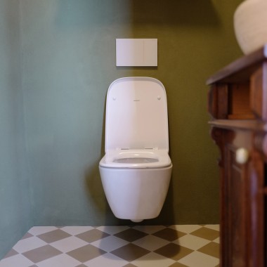 Stilvolles Gäste-WC mit dem Renova Plan WC und der Sigma70 Betätigungsplatte (© Anna W.) Stilvolles Gäste-WC mit dem Renova Plan WC und der Sigma70 Betätigungsplatte (© Anna W.)