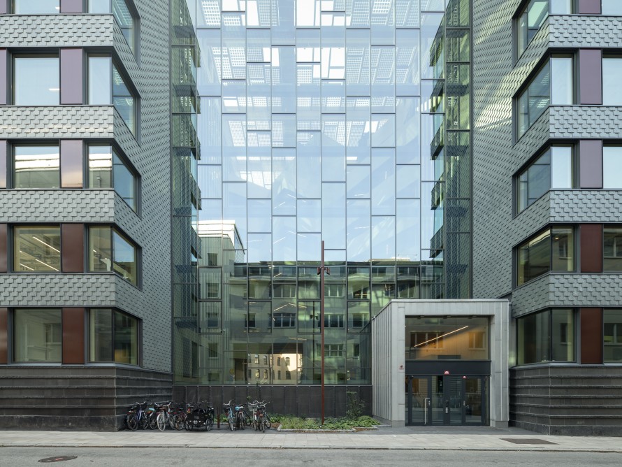 Aus drei vormals getrennten Gebäudeteilen entstand durch einen gemeinsamen Innenhof ein neues Ganzes (© baraBild)