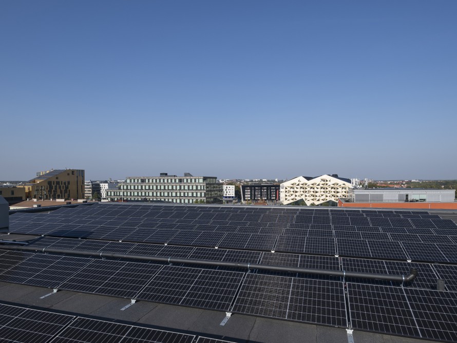 Auf dem Dach sorgen Solarpanels für grüne Energie (© baraBild)
