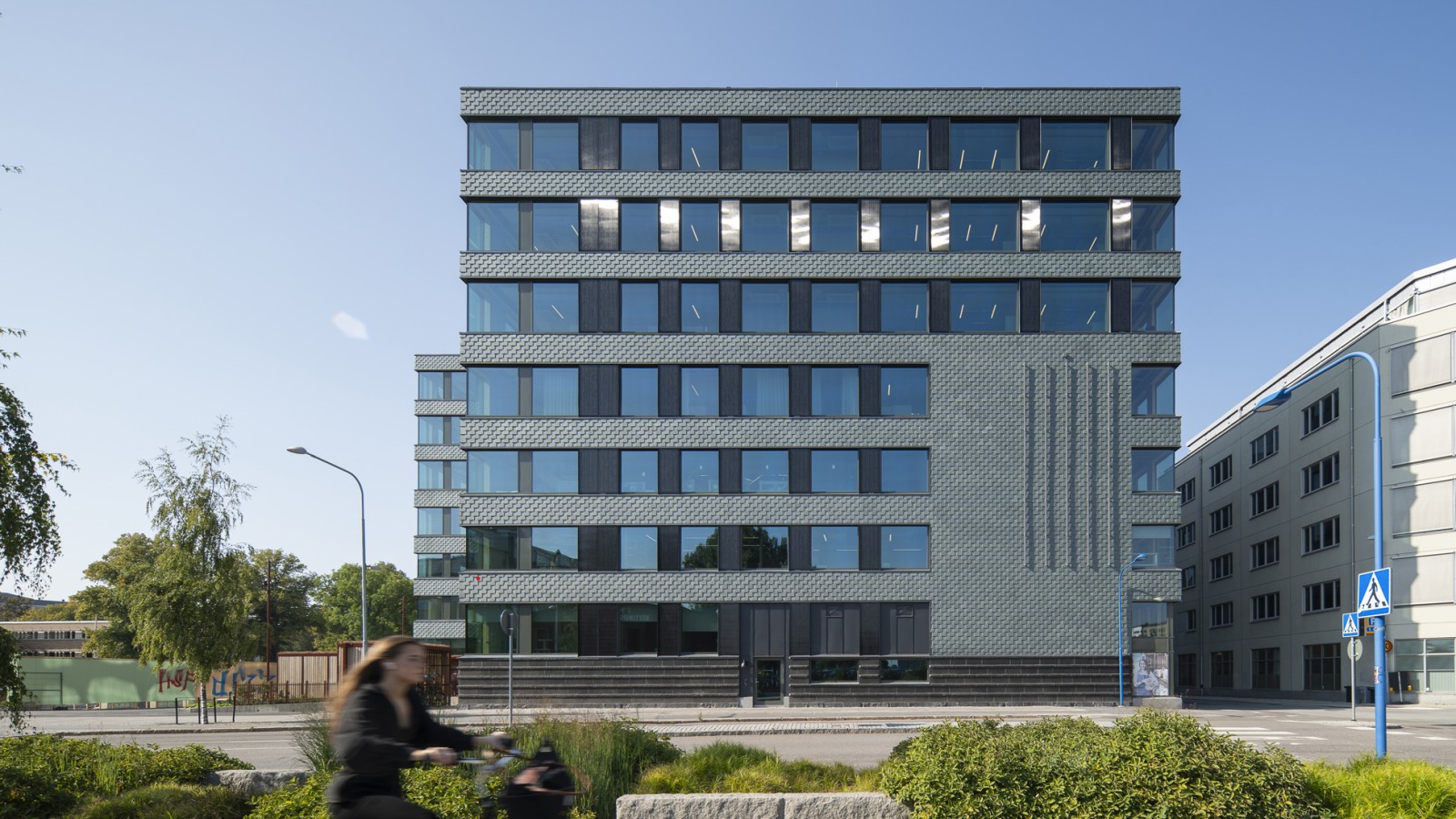 Die Fassade aus Schiefer und integrierten Solarpanels sorgt für Energieeffizienz (© baraBild)