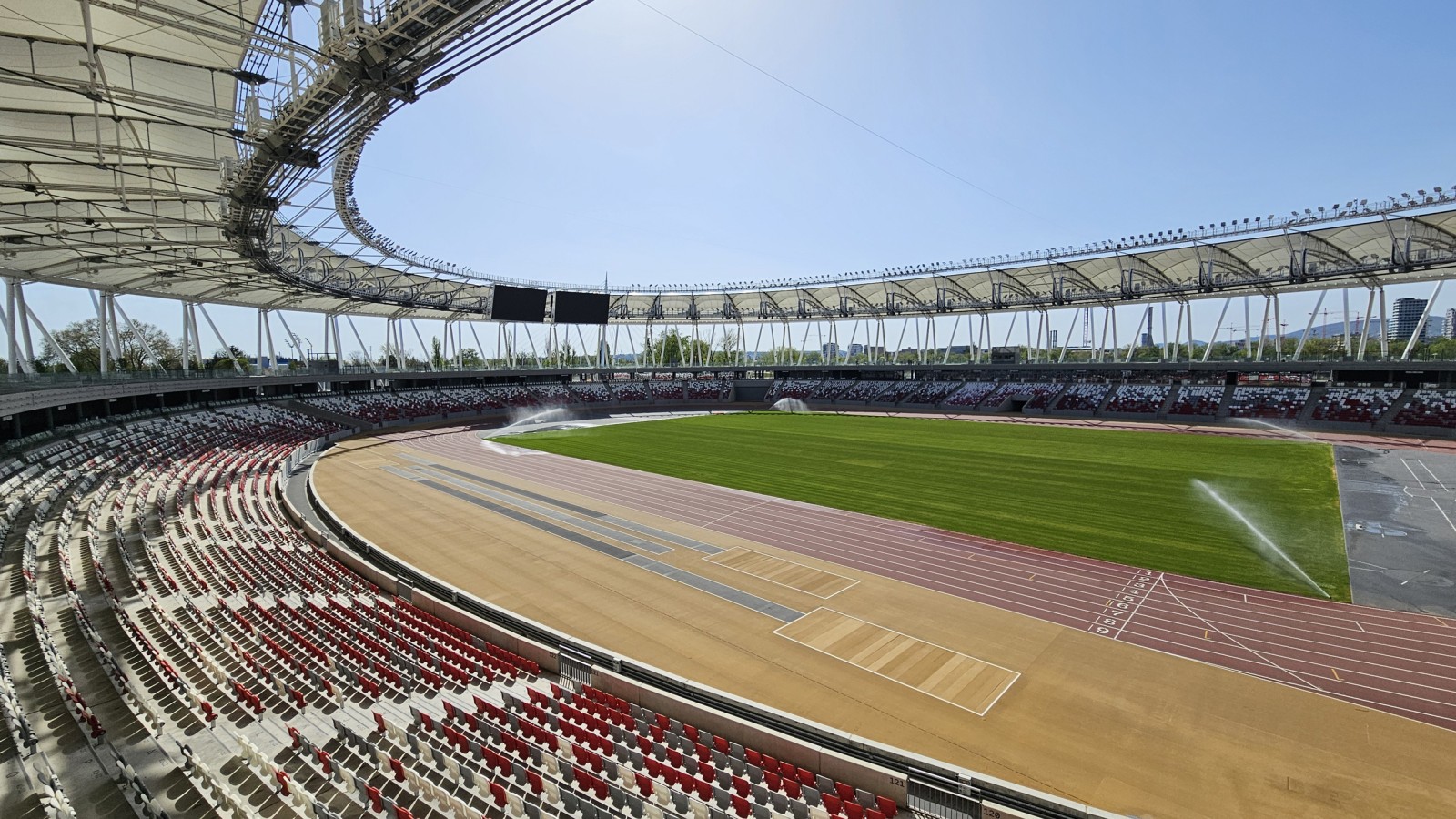 Der zentrale Platz ist für Grossanlässe vorgesehen, doch auf halber Höhe ist eine breite Bahn frei zur öffentlichen Nutzung (© Geberit)